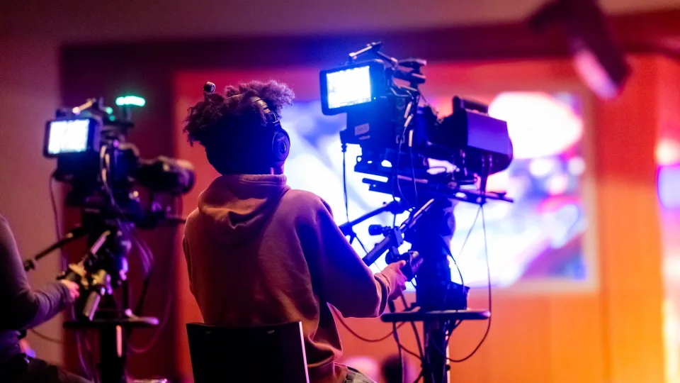 Caméra de cinéma du studio de production, objectif en premier plan