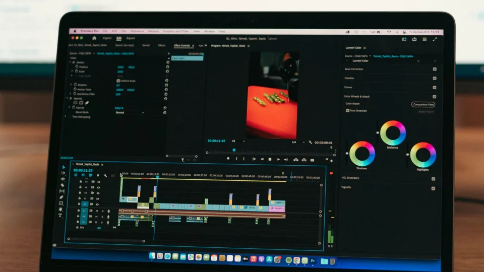 Banc de montage vidéo, écrans d'étalonnage colorimétrique